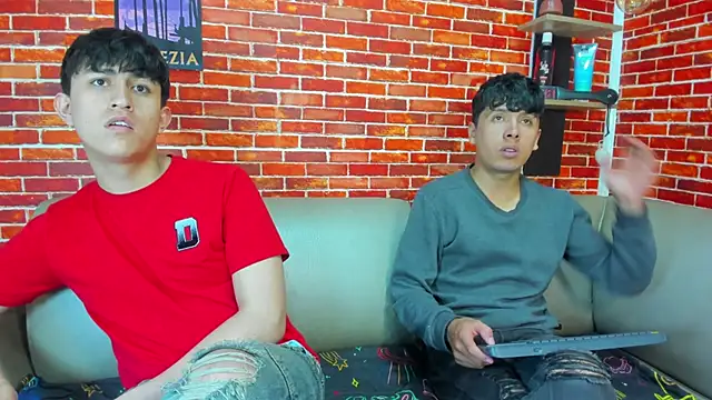 Snapshot of Hoot_boyss_ chatting on May 25, 8:40 pm Hoot boyss online show from May 25, 8:40 pm