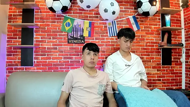 Snapshot of Hoot_boyss_ chatting on June 30, 8:20 pm Hoot boyss online show from June 30, 8:20 pm