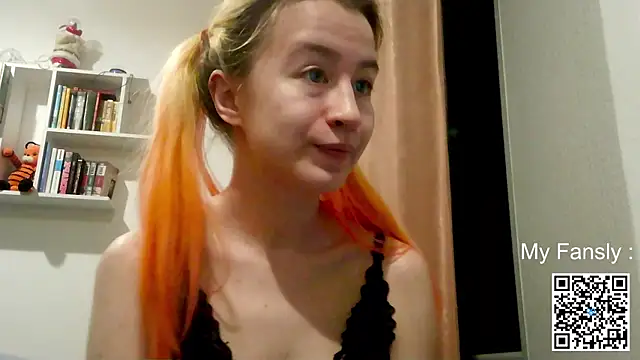 Snapshot of Emilya201 chatting on May 22, 9:46 pm Emilya201 online show from May 22, 9:46 pm