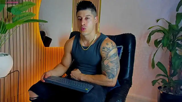 Snapshot of lukas_green11 chatting on June 15, 10:53 pm lukas green11 online show from June 15, 10:53 pm