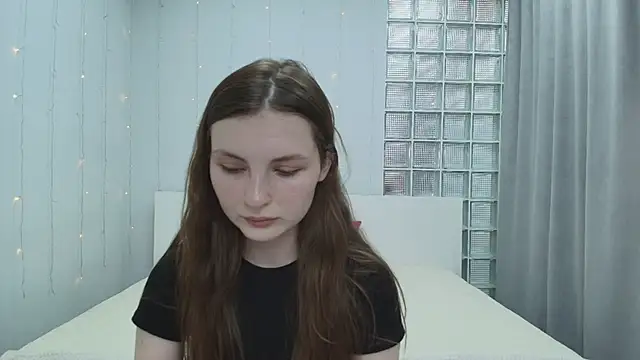 Shyly  Lisa online show from June 13, 1:36 am