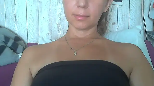 Snapshot of Bella--White chatting on July 1, 6:58 am Bella--White online show from July 1, 6:58 am