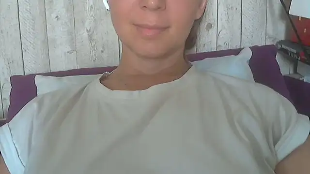 Snapshot of Bella--White chatting on June 10, 5:19 am Bella--White online show from June 10, 5:19 am