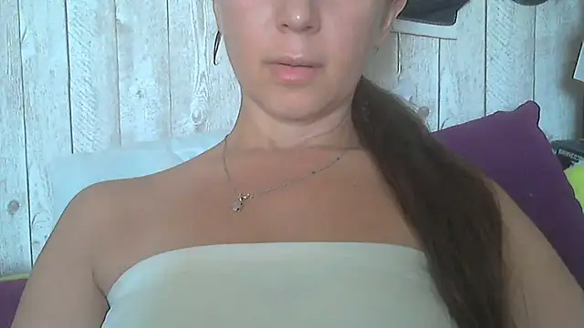 Snapshot of Bella--White chatting on June 5, 6:52 am Bella--White online show from June 5, 6:52 am