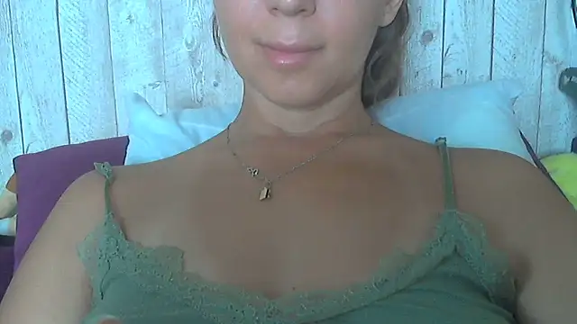 Snapshot of Bella--White chatting on July 5, 6:20 am Bella--White online show from July 5, 6:20 am