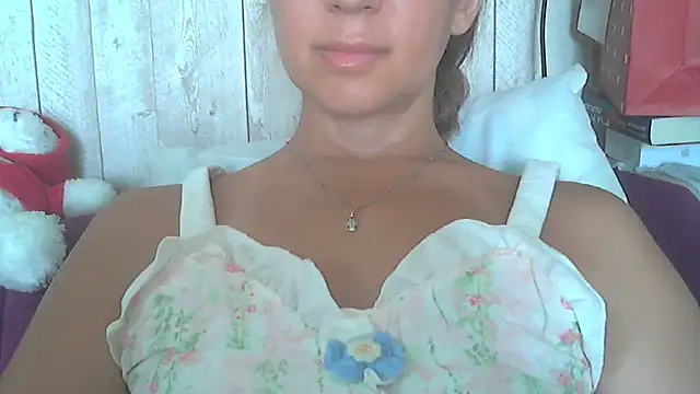 Snapshot of Bella--White chatting on June 27, 7:25 am Bella--White online show from June 27, 7:25 am