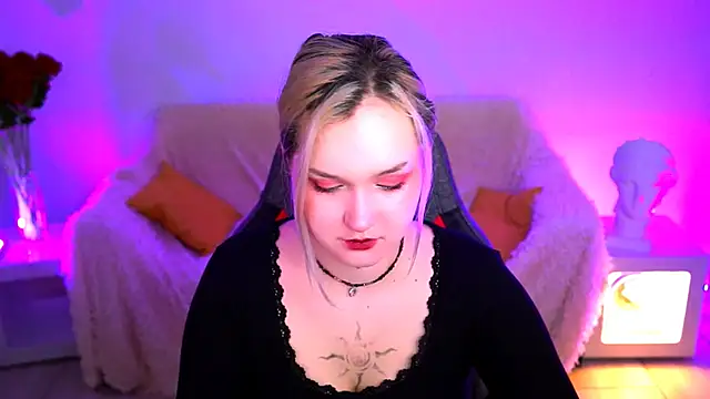 Snapshot of ViolettWoods chatting on June 1, 8:25 am ViolettWoods online show from June 1, 8:25 am