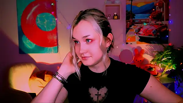 Snapshot of ViolettWoods chatting on May 19, 8:32 am ViolettWoods online show from May 19, 8:32 am