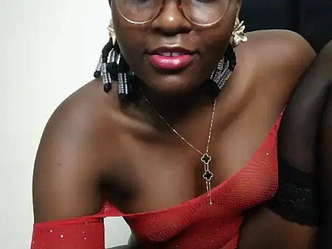 Snapshot of GoldenZuri chatting on June 24, 1:04 am GoldenZuri online show from June 24, 1:04 am