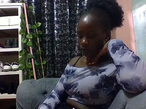 Curvyqueeh online show from June 4, 1:16 pm