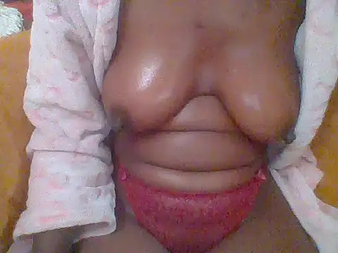 Snapshot of CreampyQueen1 chatting on June 23, 9:46 pm CreampyQueen1 online show from June 23, 9:46 pm