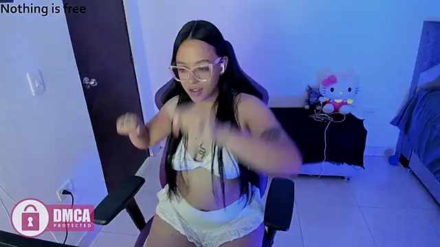 Snapshot of Spicydollx_1 chatting on June 6, 4:12 pm Spicydollx 1 online show from June 6, 4:12 pm