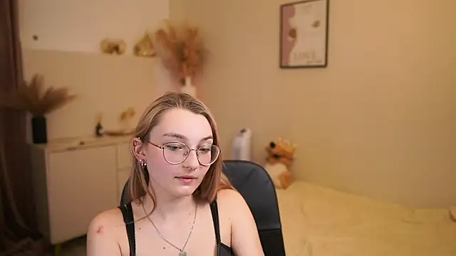 Sophielux18 online show from May 18, 2:22 pm