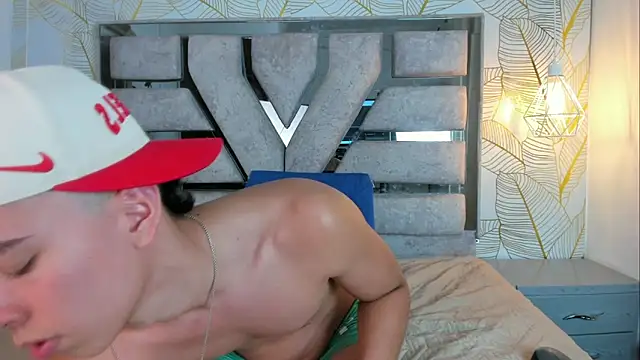 Ithan Clarck online show from May 20, 2:14 pm