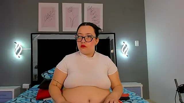 Snapshot of zoe_curvyy chatting on July 1, 12:16 pm zoe curvyy online show from July 1, 12:16 pm
