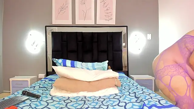 Snapshot of zoe_curvyy chatting on June 25, 12:21 pm zoe curvyy online show from June 25, 12:21 pm