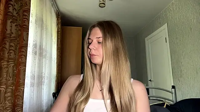 HoneysPiee online show from June 3, 11:00 am