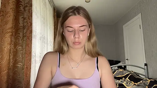 HoneysPiee online show from June 25, 9:47 am