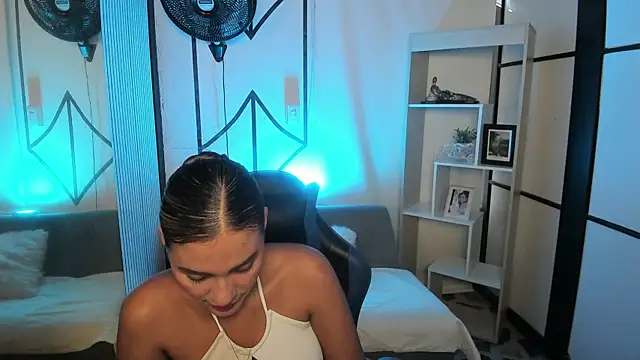 SophieWatson  online show from July 2, 12:55 pm