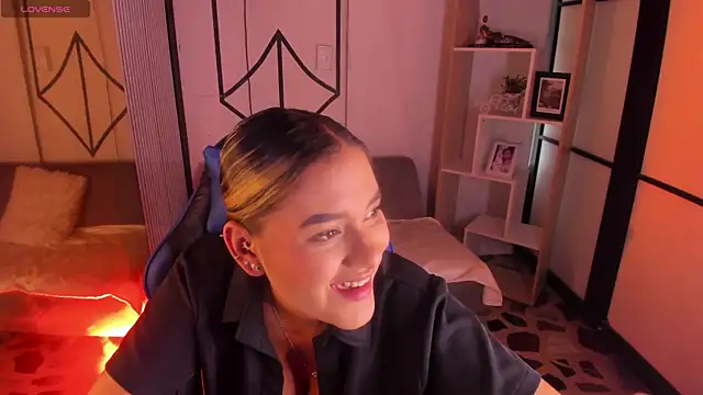 SophieWatson  online show from July 1, 1:55 pm
