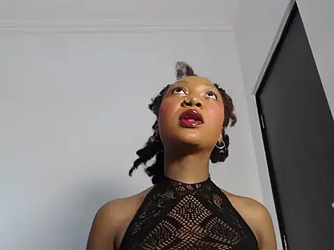 SpicyMackenzie22 online show from June 21, 3:56 am