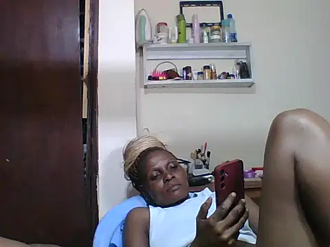 Snapshot of Ebonyqueen4 chatting on June 1, 7:13 pm Ebonyqueen4 online show from June 1, 7:13 pm