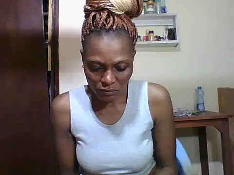 Snapshot of Ebonyqueen4 chatting on June 4, 6:40 am Ebonyqueen4 online show from June 4, 6:40 am