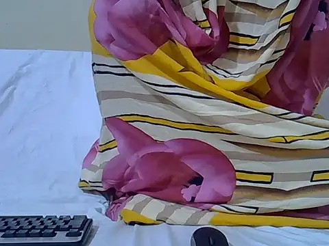 Snapshot of petite_pretti chatting on June 6, 11:59 am petite pretti online show from June 6, 11:59 am
