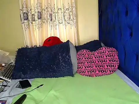 Petitebaibe23 online show from May 21, 5:27 am