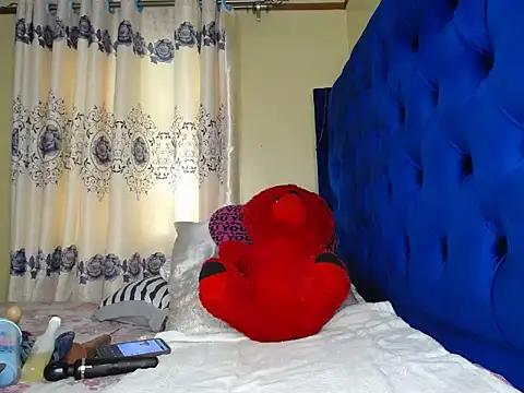 Petitebaibe23 online show from May 28, 12:44 pm