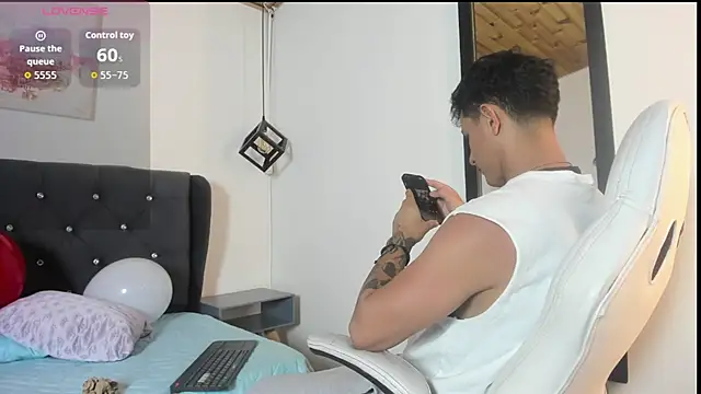 Snapshot of marcos_vieyra chatting on June 23, 7:34 pm marcos vieyra online show from June 23, 7:34 pm