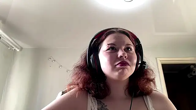 Snapshot of Redhair_girl chatting on May 25, 3:11 pm Redhair girl online show from May 25, 3:11 pm