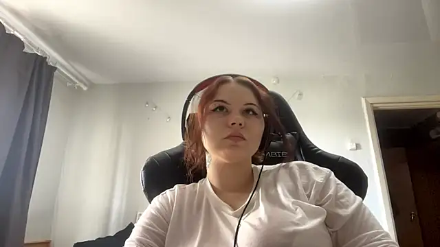 Snapshot of Redhair_girl chatting on May 21, 1:08 pm Redhair girl online show from May 21, 1:08 pm