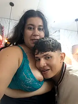 ParejaCurvy20 online show from May 19, 1:56 am