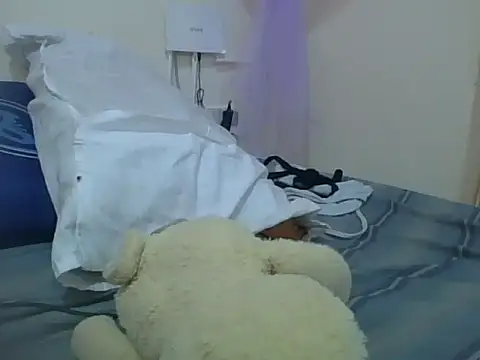 Snapshot of Queen_Zuri chatting on July 18, 10:46 am Queen Zuri online show from July 18, 10:46 am