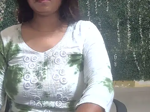 Snapshot of shallykaur chatting on June 4, 3:44 am shallykaur online show from June 4, 3:44 am