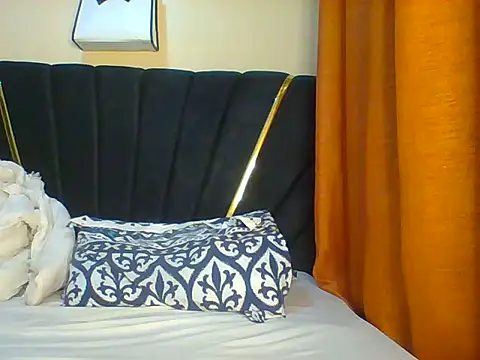Snapshot of petite_cuteass chatting on June 27, 2:06 am petite cuteass online show from June 27, 2:06 am