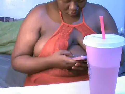 Snapshot of cumming-queen chatting on July 8, 2:24 am cumming-queen online show from July 8, 2:24 am