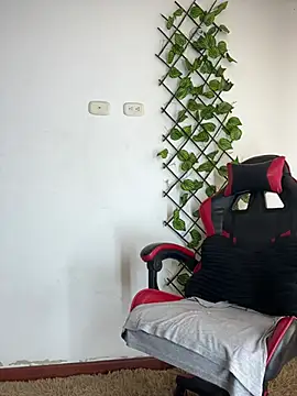 NelModel1 online show from July 5, 1:51 pm