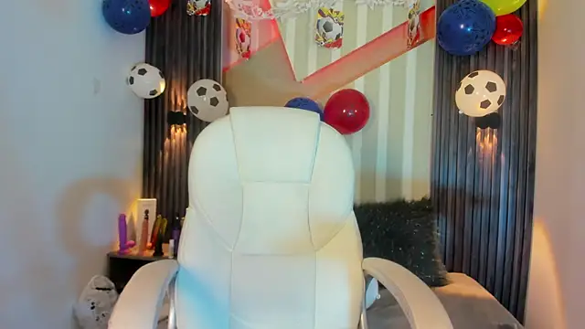 MadisonYoung000 online show from June 27, 1:17 pm