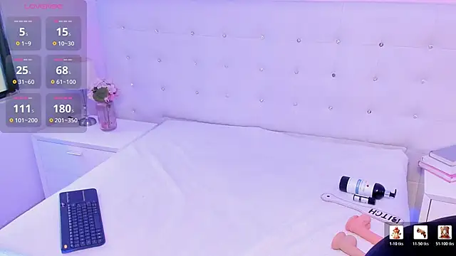 HollyBloom  online show from June 10, 1:12 pm