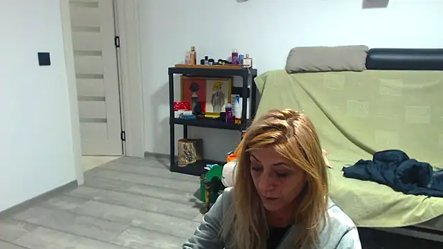 FoxyloveXXX online show from May 17, 4:18 pm