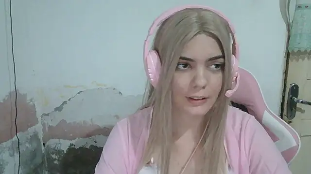 Snapshot of Angel_Ristoww chatting on June 21, 2:50 am Angel Ristoww online show from June 21, 2:50 am
