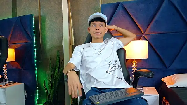 ThiagoFerrer  online show from May 19, 4:30 am