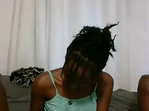 Snapshot of Sleek_petite chatting on June 17, 2:05 pm Sleek petite online show from June 17, 2:05 pm