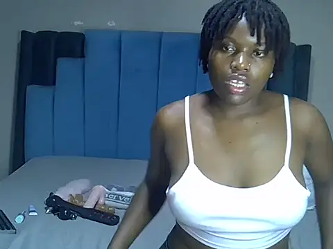 Snapshot of melanin_moon chatting on May 22, 12:30 am melanin moon online show from May 22, 12:30 am