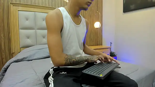 Snapshot of Mael_Jason chatting on June 2, 10:59 am Mael Jason online show from June 2, 10:59 am