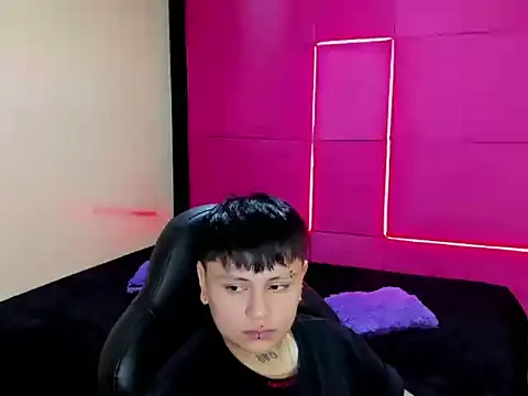 DimitryTompson online show from May 21, 1:19 pm
