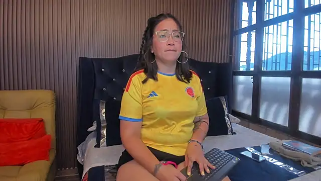Snapshot of AlissBluumm chatting on July 3, 10:38 pm AlissBluumm online show from July 3, 10:38 pm