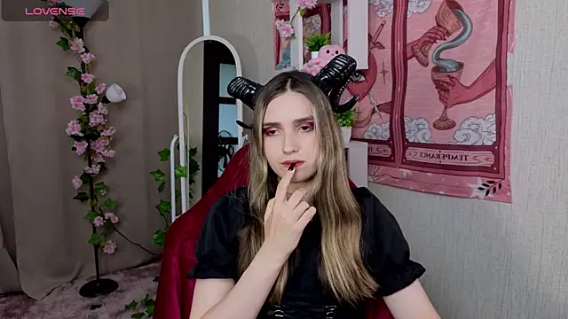 NocturneHuntress online show from June 27, 7:36 am